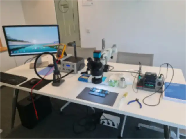 Ingerichte soldeerwerkplek met microscoop en soldeerstation