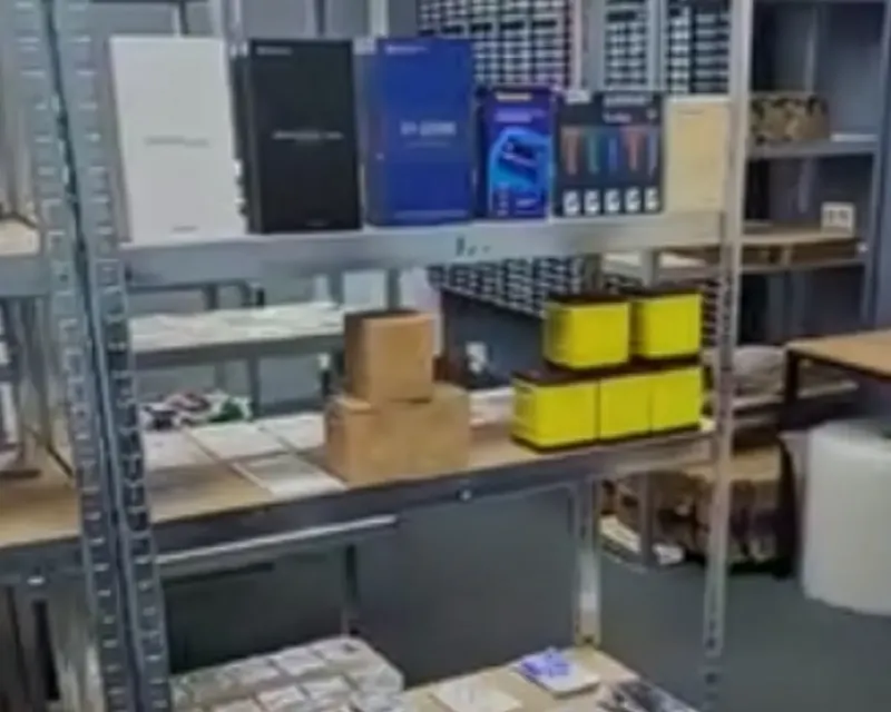 Stellingen met onderdelen en soldeerbenodigdheden in het magazijn van Micro Supplies