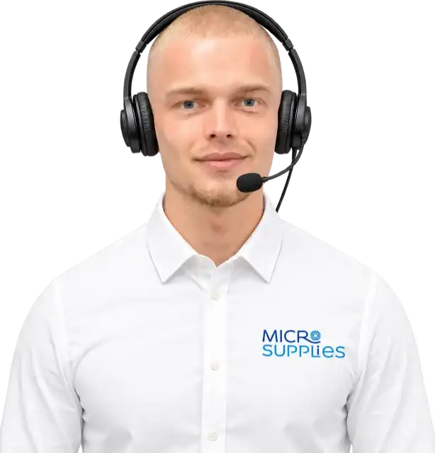 Medewerker van Micro Supplies met headset